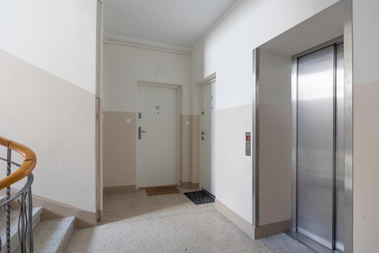 وارسو Metro Raclawicka Red Apartment المظهر الخارجي الصورة